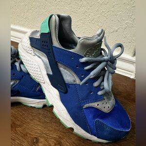Women’s Nike Air Huarache size 6